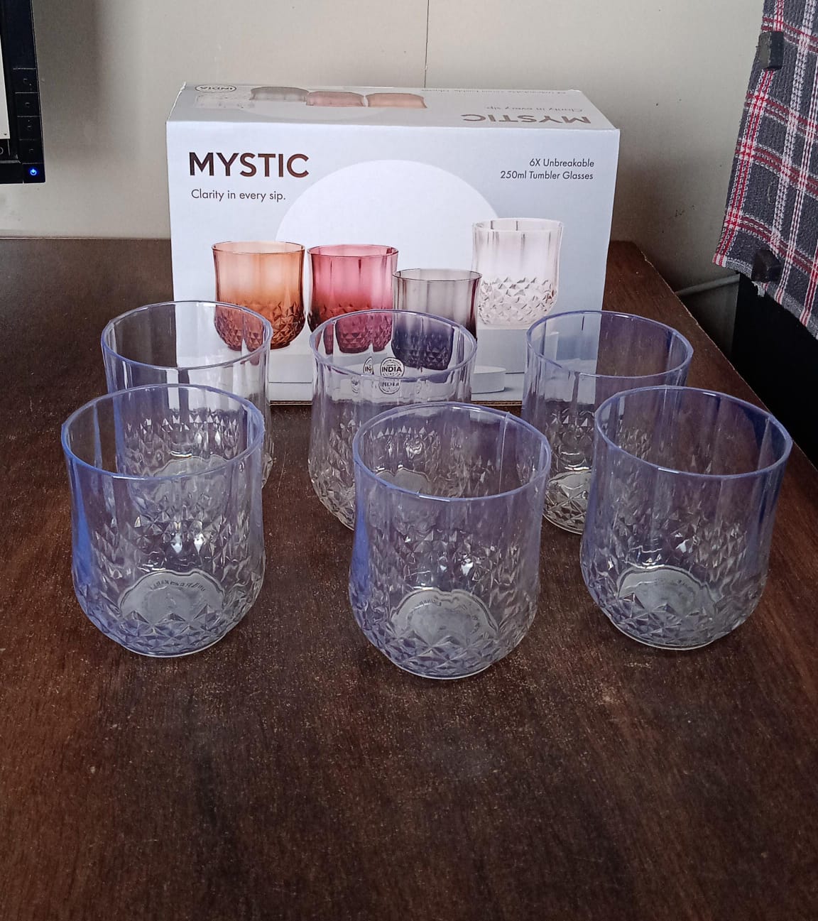 Fully transparent heavy-duty plastic glasses Fully transparent heavy-duty plastic glasses